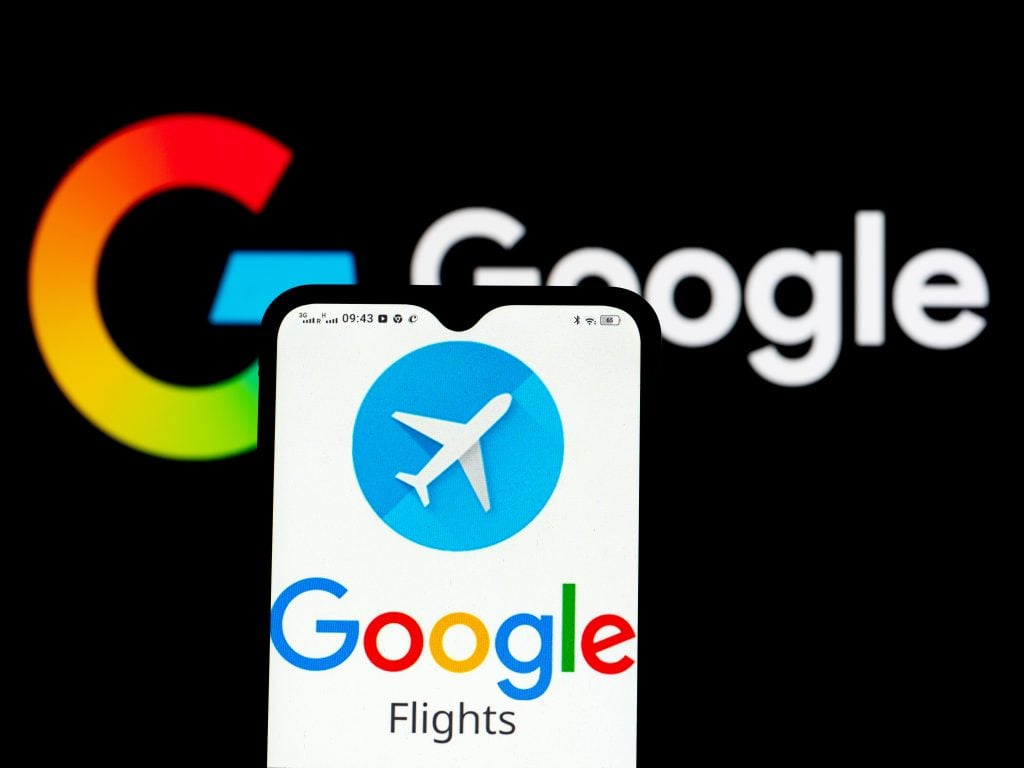 Pessoa olhando as ofertas do Google Flights