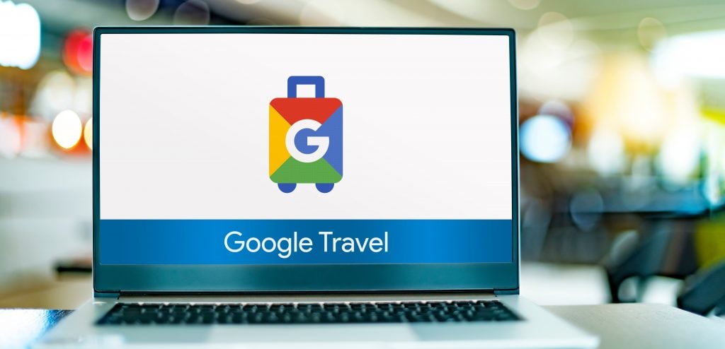 Pessoa utilizando o Google Flights e o Google Travel.